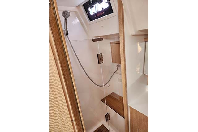 Bavaria C45 Head 1