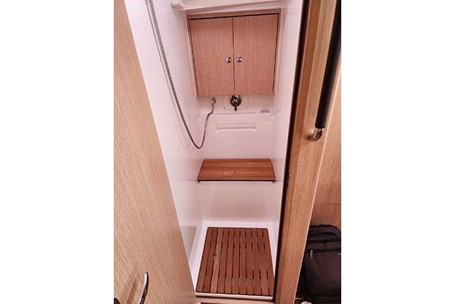 Bavaria C45 Head 4