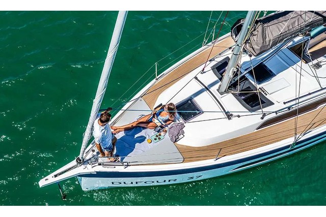 Dufour 37 foredeck